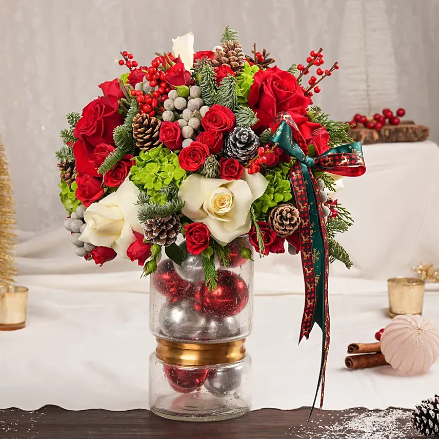 Holidays Shine Flowers Arrangement: هدايا الكريسماس