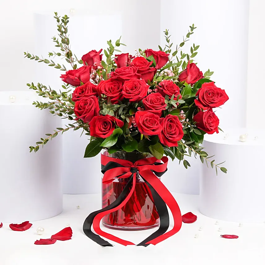Passionate 18 Roses Arrangement: Valentines Day Gifts to Umm Al Quwain
