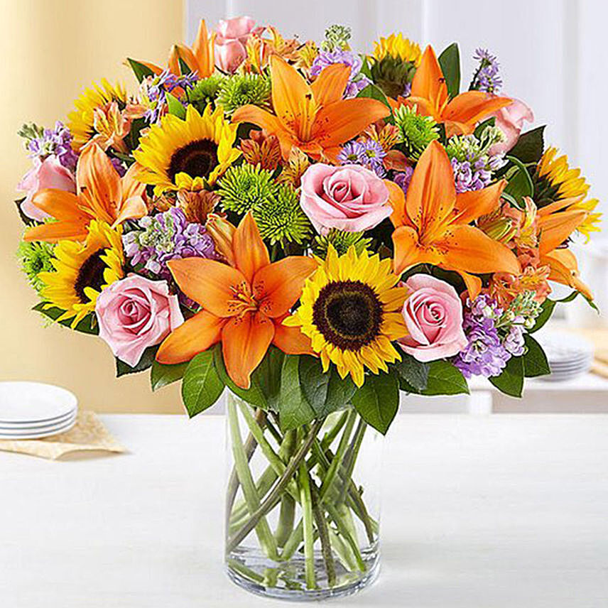 Vibrant Bunch of Flowers In Glass Vase: Bouquet of Roses