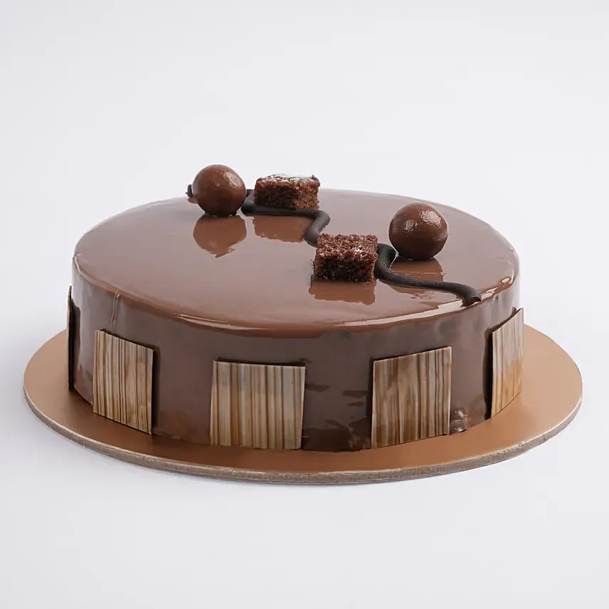 Opulent Dark Compound Fudge Cake: Chocolate Cake