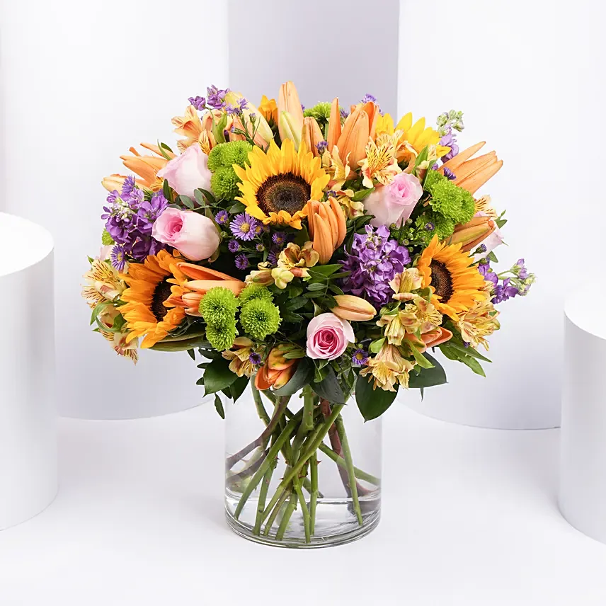 Vibrant Bunch of Flowers In Glass Vase: Birthday Flower Arrangements