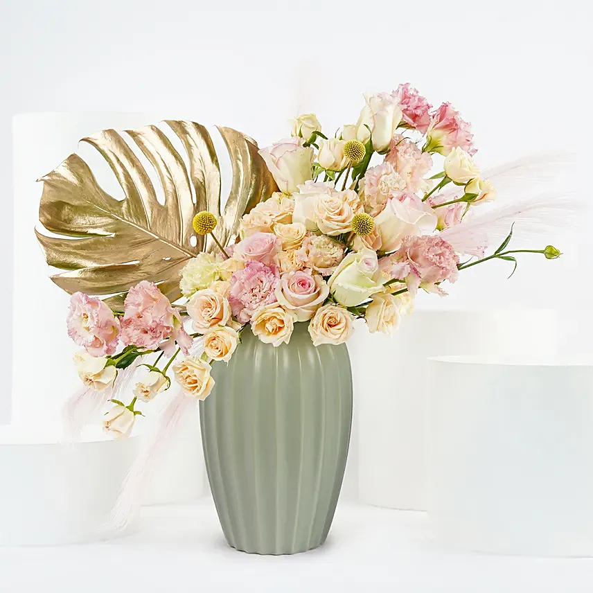 Vivid Flowers Beauty Arrangement: 