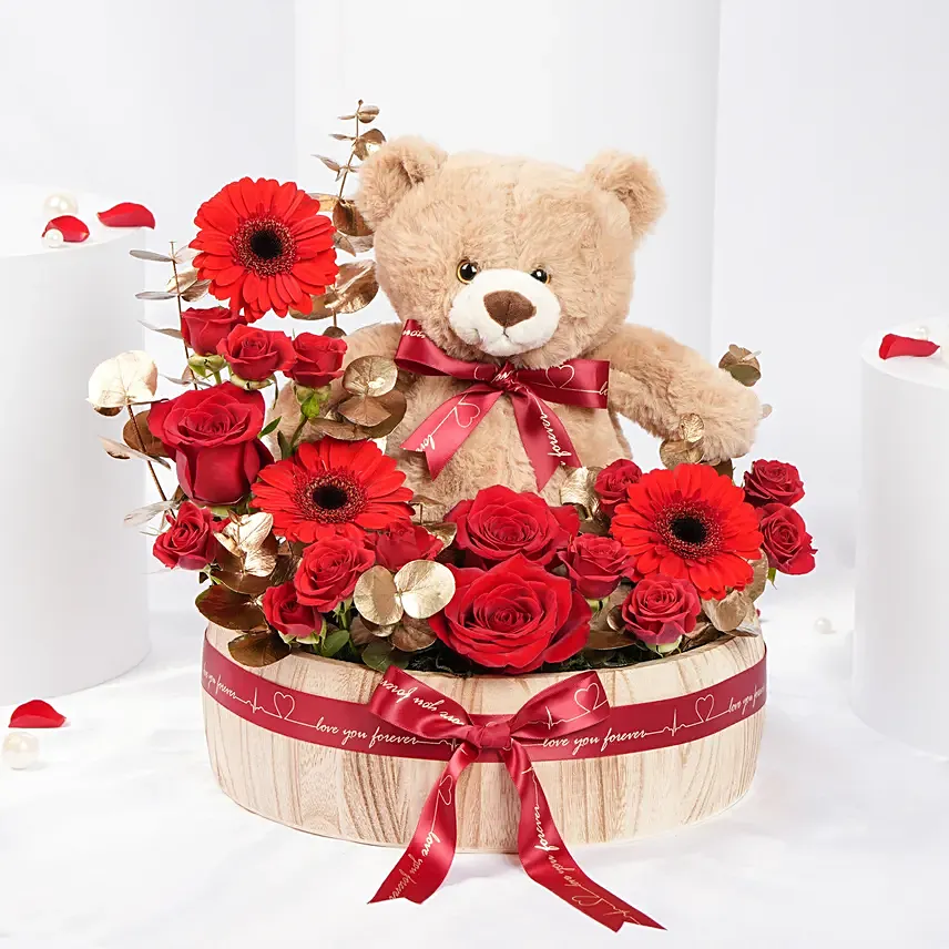 Blooming Hugs Valentines Arrangement: ورد عيد الميلاد مع تيدي بير