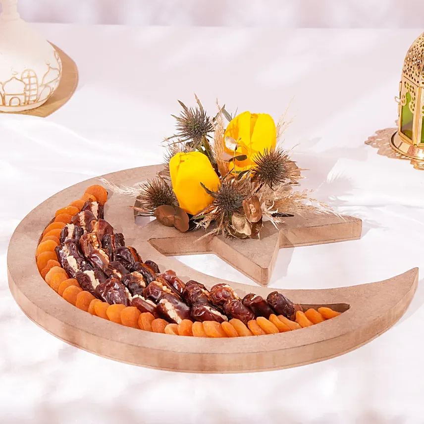 Wishes in Crecent Mooon Tray: Fresh and Premium Dates