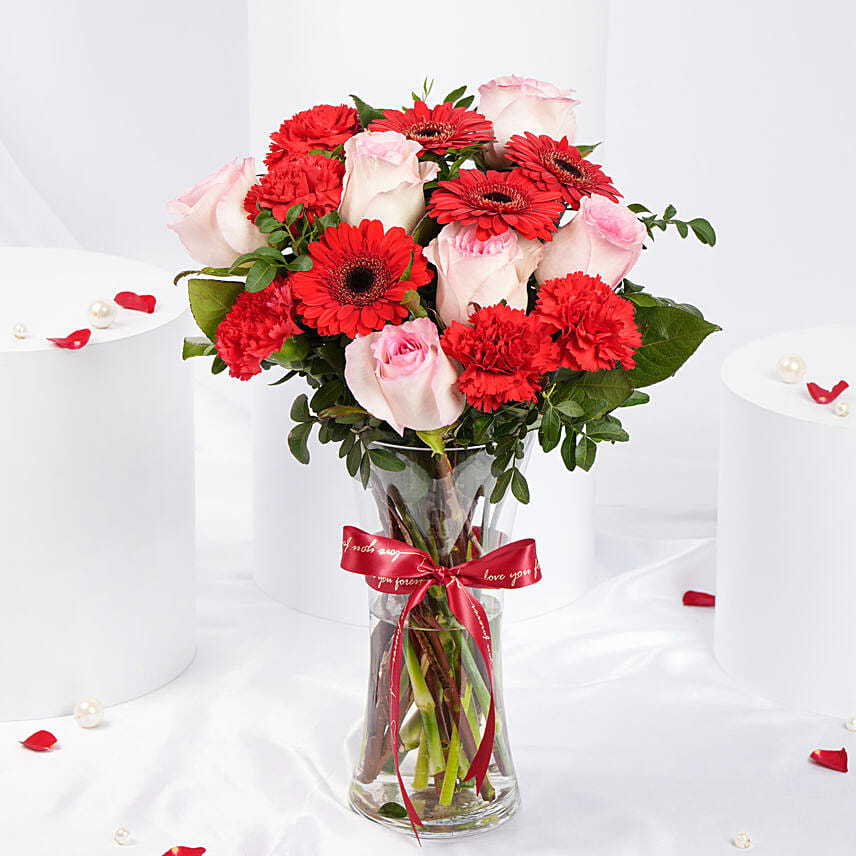 Blooming Hugs Valentines Arrangement: Valentines Day Gifts to Qatar