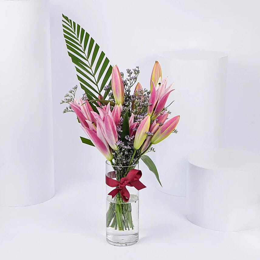 Grand Pink Petals Arrangement In A Vase: توصيل ورد في السعودية