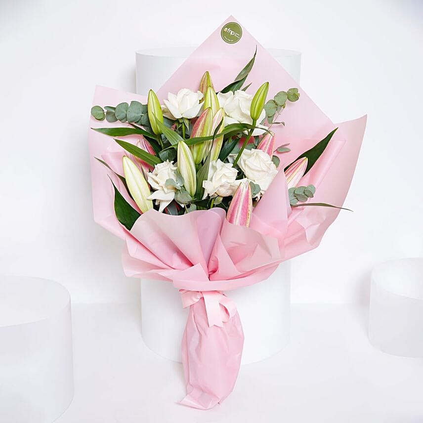 Mixed Roses & Lilies Hand Bouquet For Her: توصيل هدايا السعودية