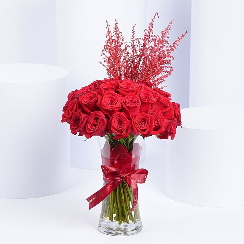 Passionate Roses In Vase: توصيل هدايا السعودية