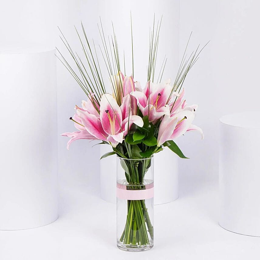 Pink Lily Nice Arrangement In A Vase: توصيل هدايا السعودية