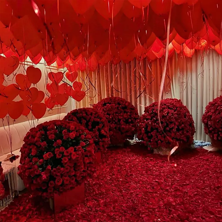 Extravagant Decoration Balloon Ceiling and Roses