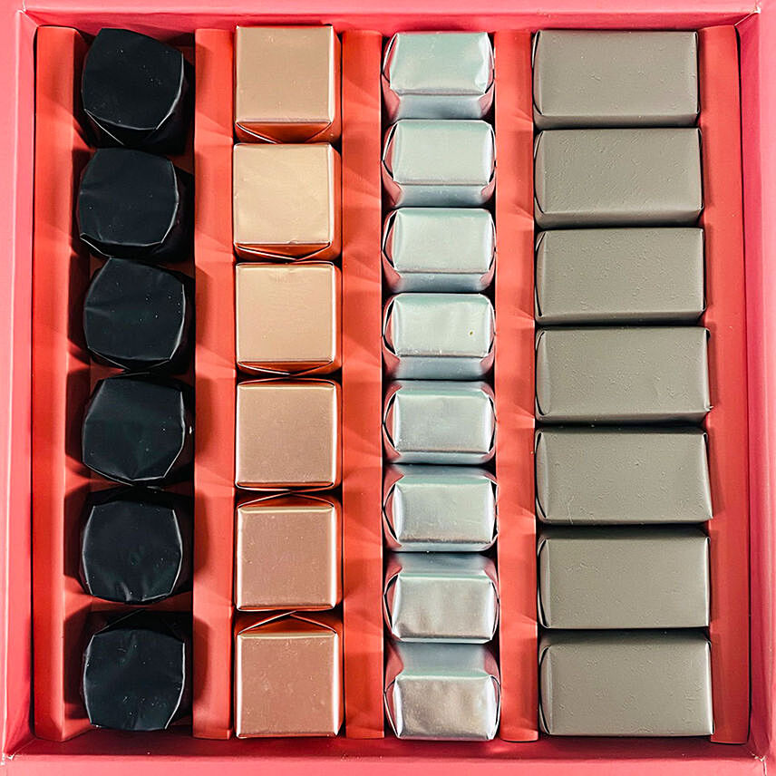 https://www.fnp.ae/images/pr/lebanon/l/v20210525112411/dark-chocolate-bliss-medium-assorted-chocolate-gift-box_2.jpg