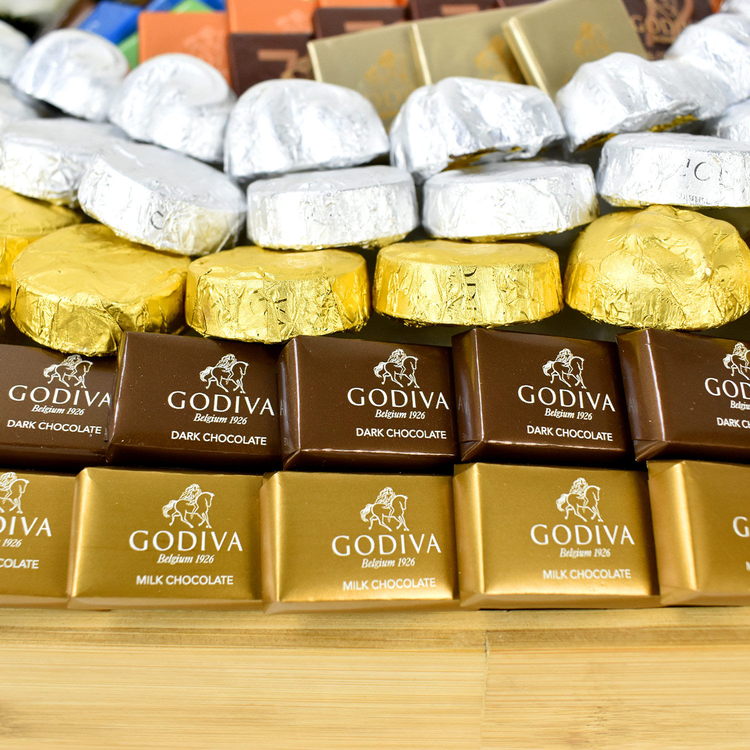 Online Godiva Chocolates and Flowers Arrangement Gift Delivery in UAE - FNP