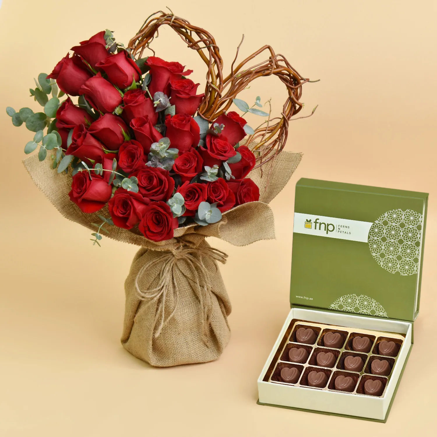 أون لاين هدية باقة ورد أحمر أنيقة مع علبة شوكولاته توصيل هدايا في Uae Fnp 