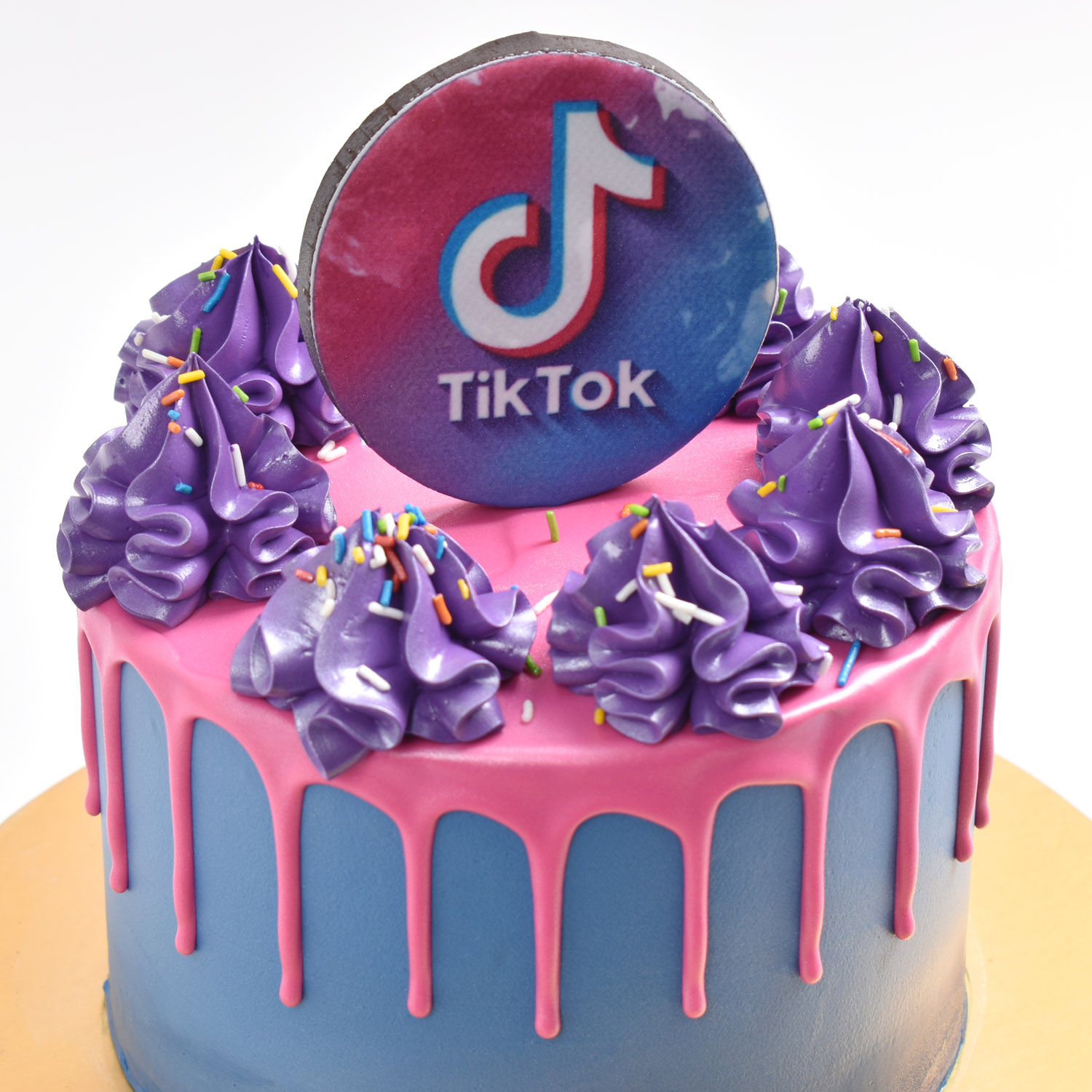 Online Tik Tok Cake With Cupcakes Gift Delivery in UAE - FNP